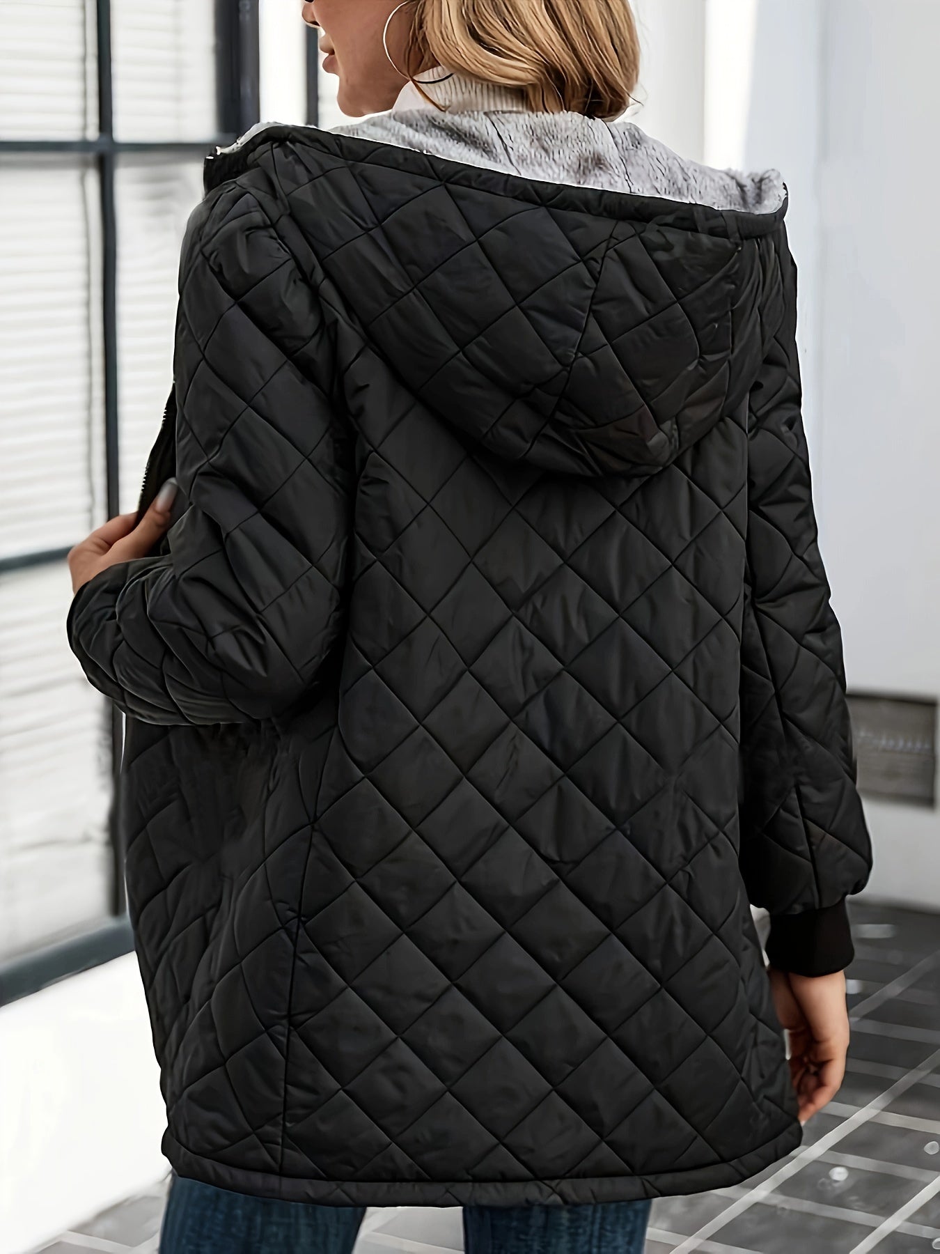 Stijlvolle dames pufferjas met geometrisch patroon - Perfecte mix van warmte en fashion afbeelding 3