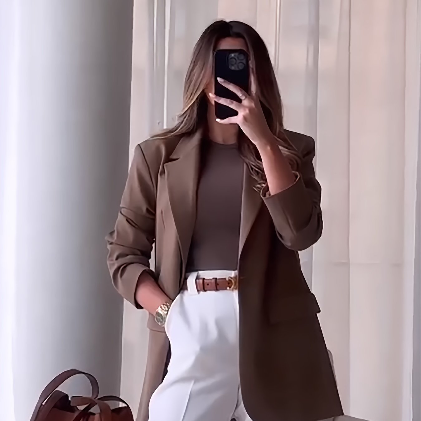 Luxe en veelzijdige damesblazer: tijdloos design en hoogwaardige kwaliteit afbeelding 8