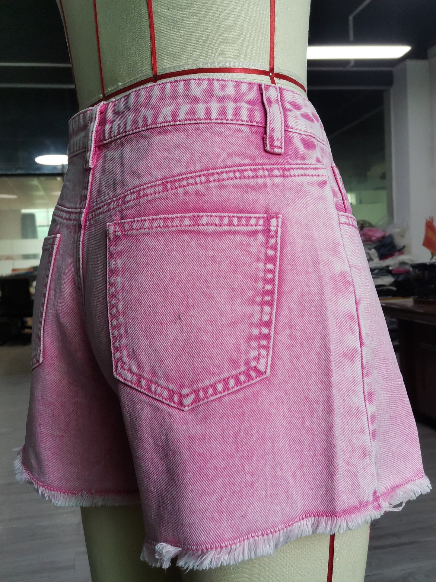 Hippe witte spijkerbroek met hoge taille en onafgewerkte zoom - 100% katoen en zomerproof! Shop nu! afbeelding 6