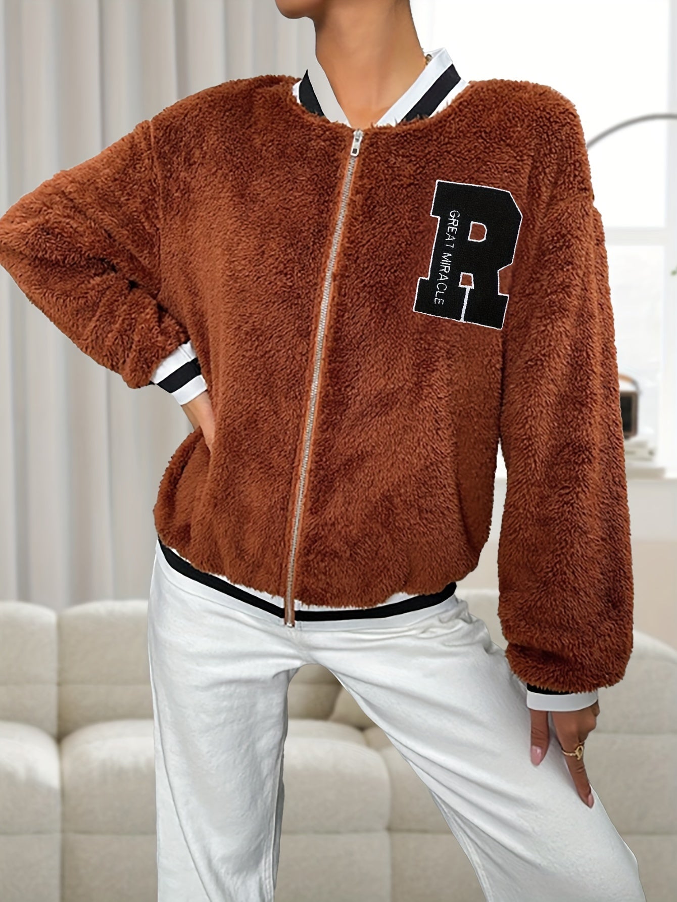 Trendy Teddy Bomberjack met Letterpatroon: Warm en Stijlvol! Shop Nu. afbeelding 5