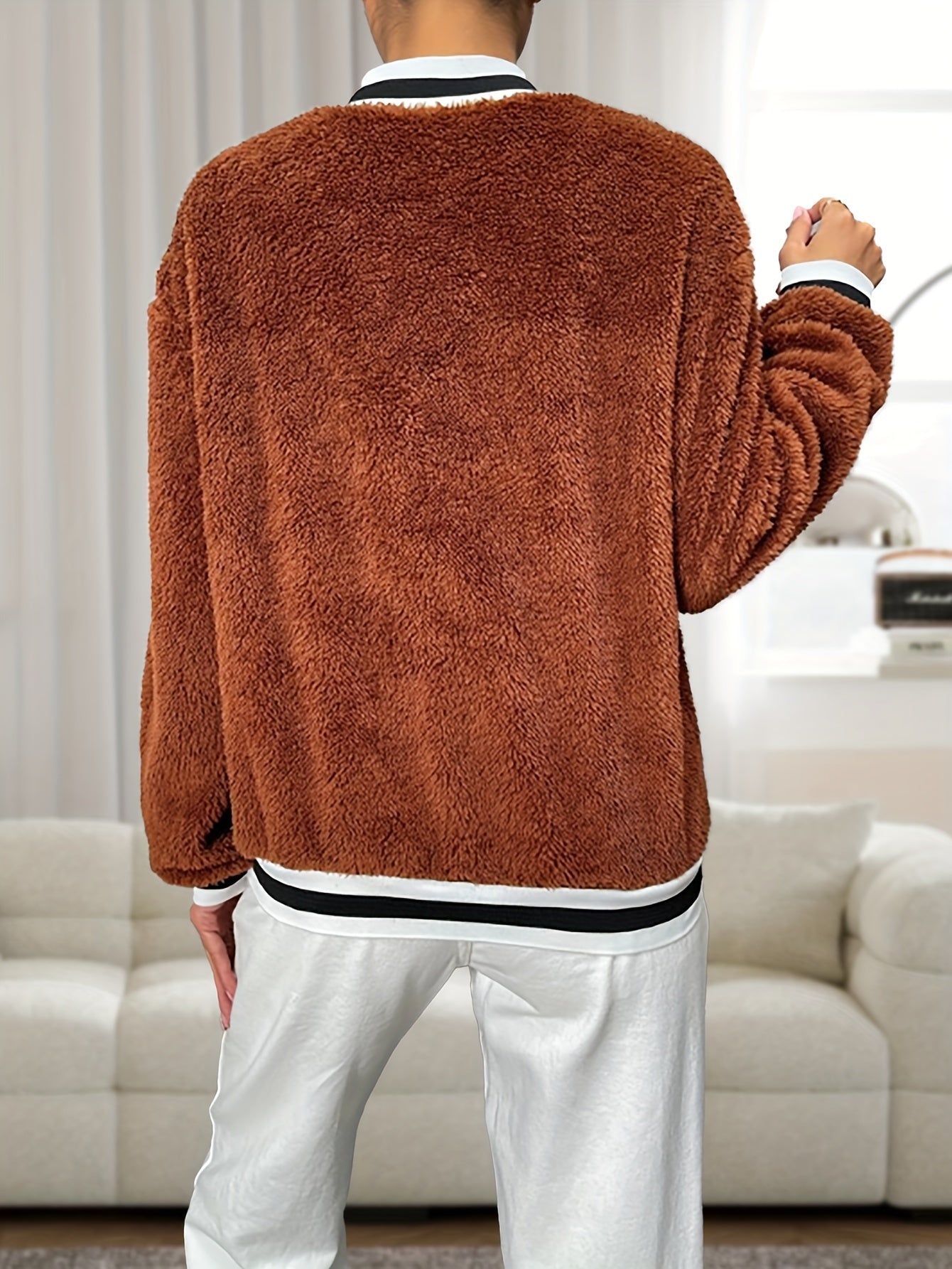 Trendy Teddy Bomberjack met Letterpatroon: Warm en Stijlvol! Shop Nu. afbeelding 2