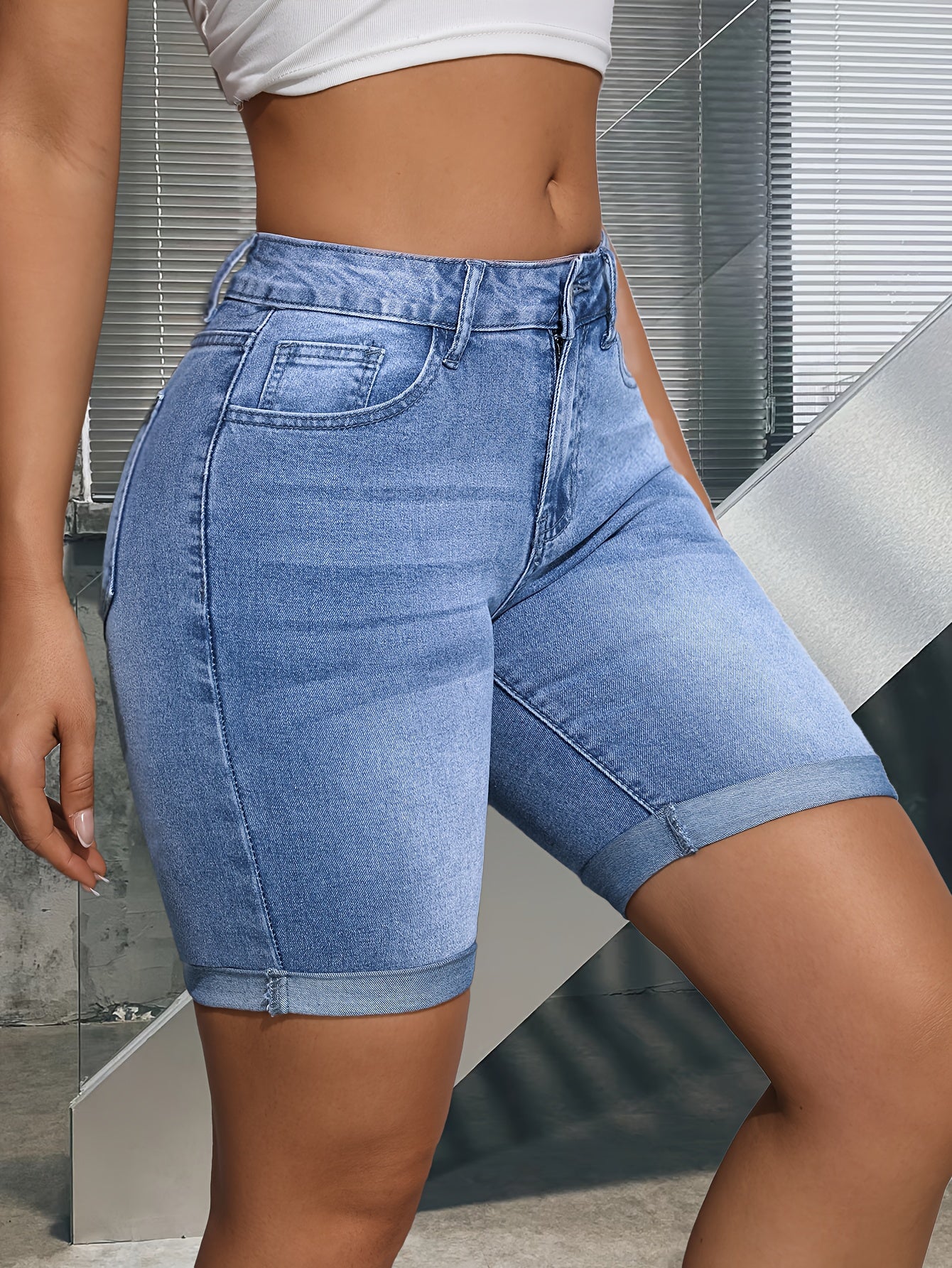 Hoge taille denim shorts met gerolde zoom - Tijdloze elegantie voor de zomer afbeelding 2