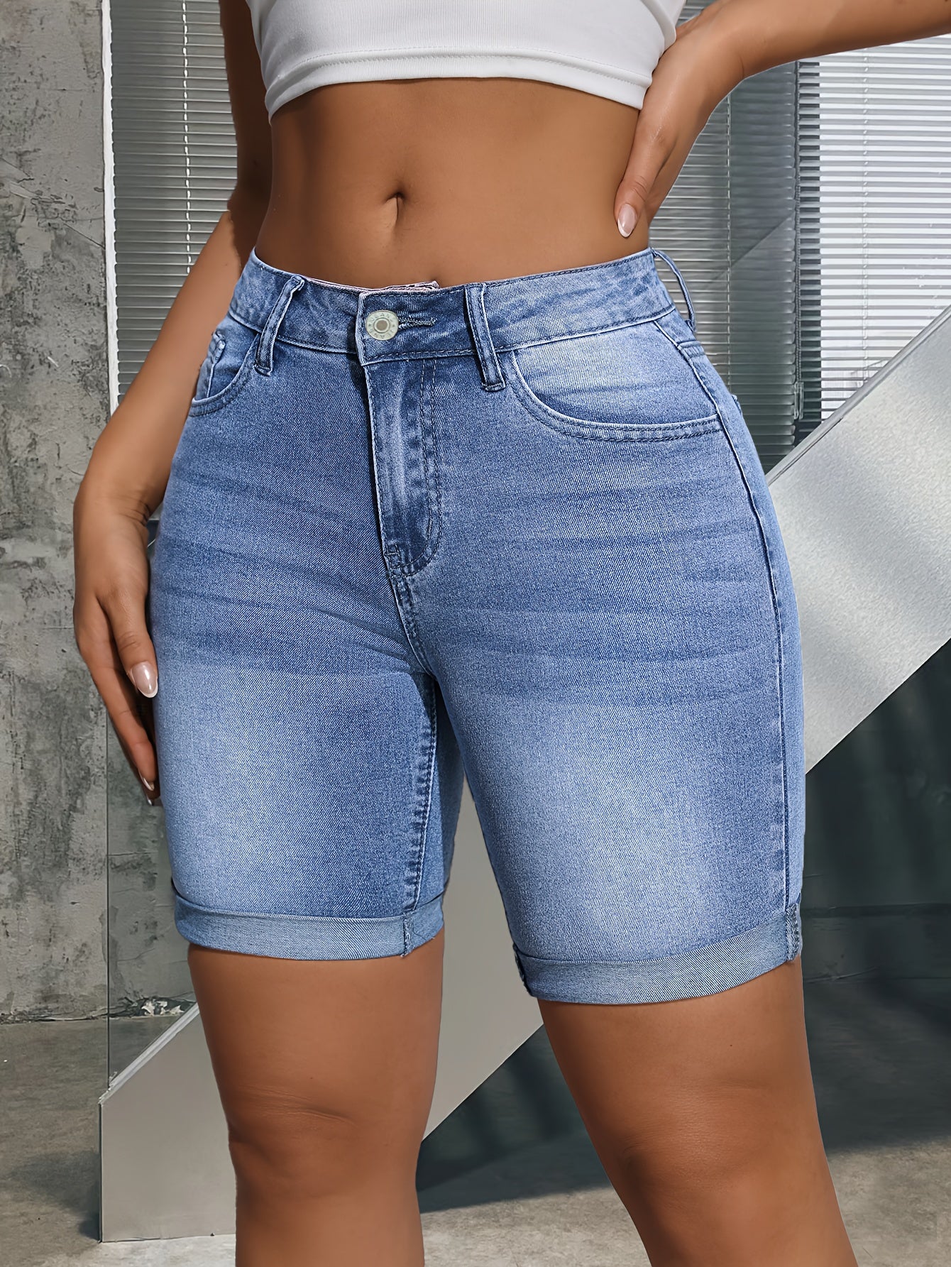 Hoge taille denim shorts met gerolde zoom - Tijdloze elegantie voor de zomer afbeelding 4