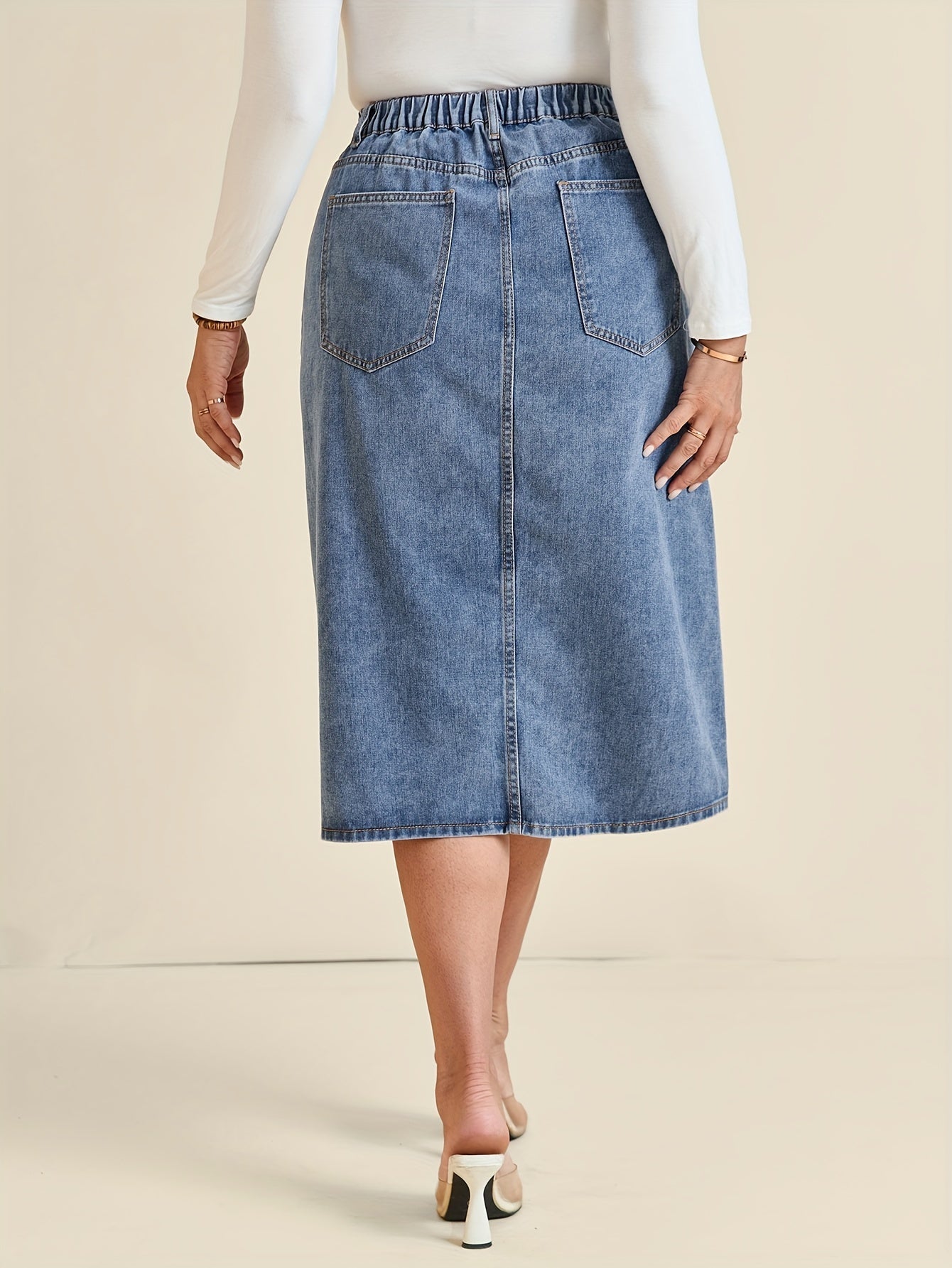 Koop de perfecte midi-denimrok met knoopdetail - tijdloos en stijlvol! afbeelding 3