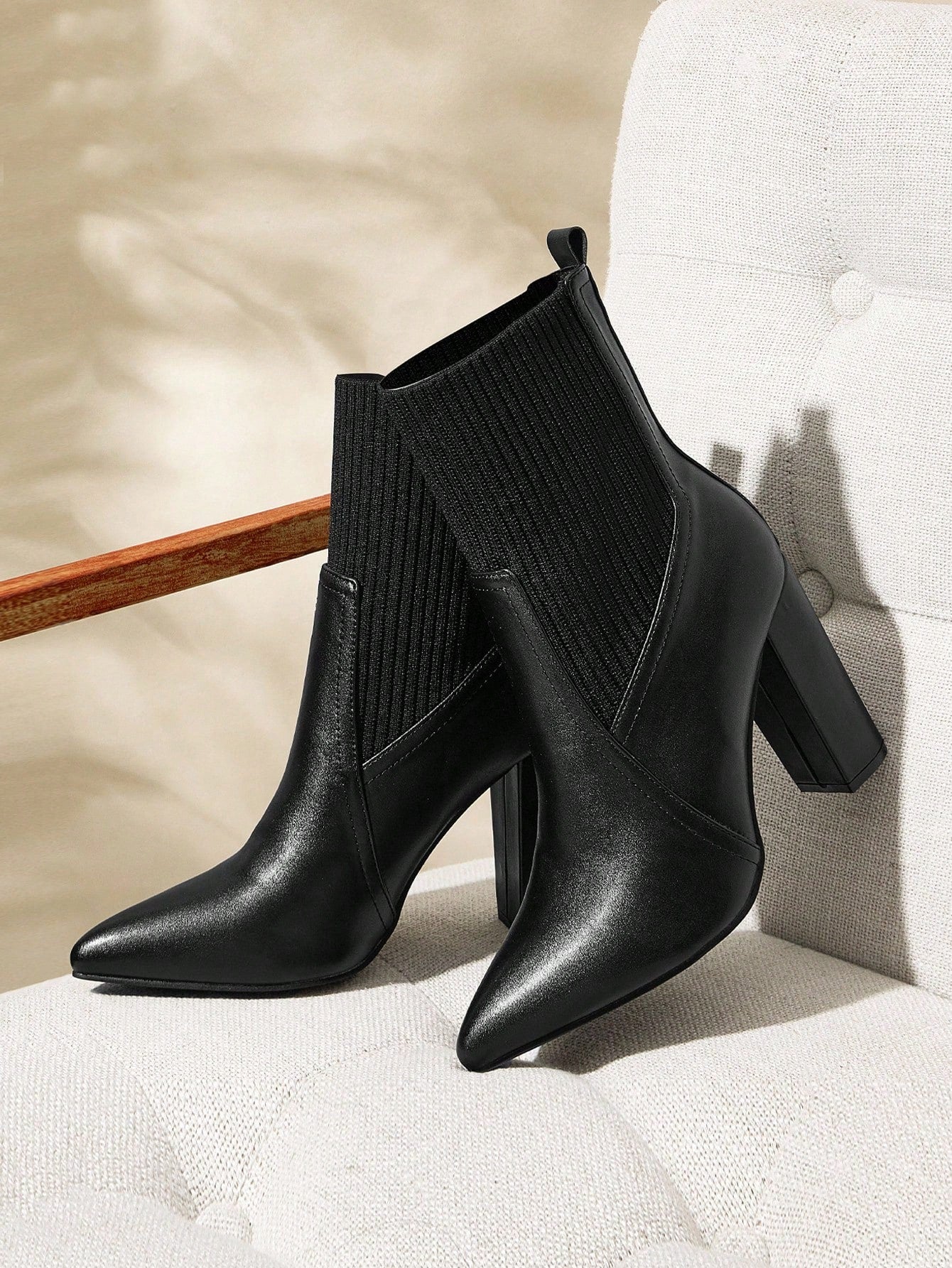 Ga naar de collectie Laarzen met puntige neus en chunky hak voor dames, ideaal voor werk in de herfst-1