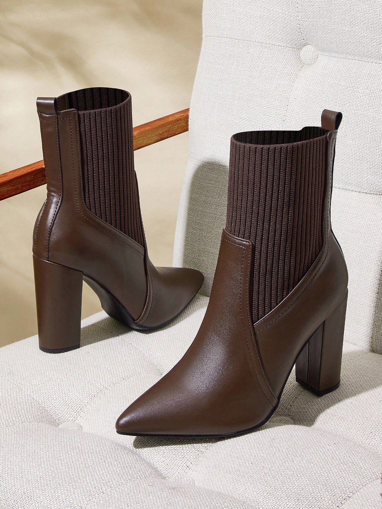 Ga naar de collectie Laarzen met puntige neus en chunky hak voor dames, ideaal voor werk in de herfst-7