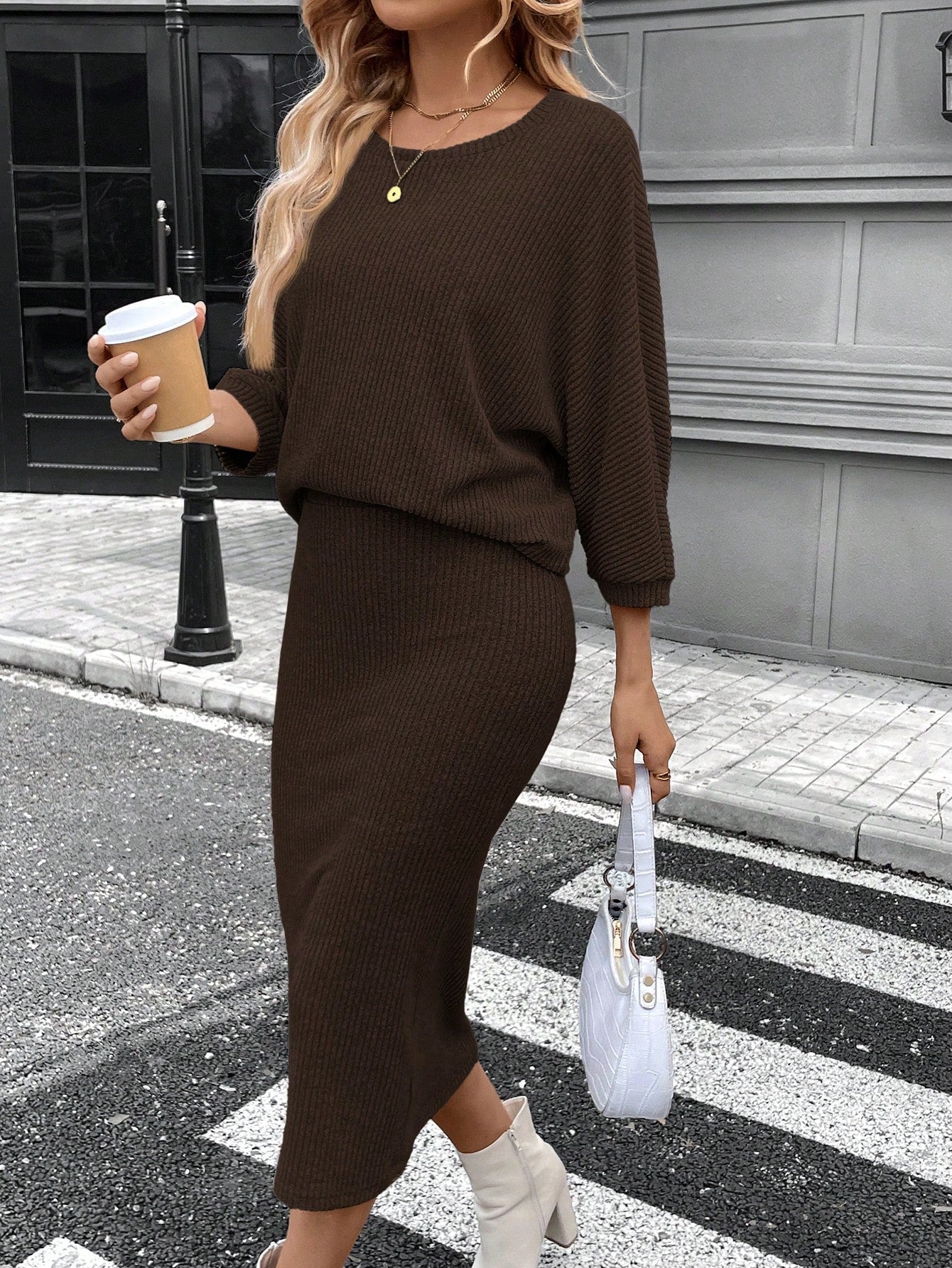 Set met t-shirt met vleermuismouwen en midi bodycon rok voor dames, casual herfstoutfit-77