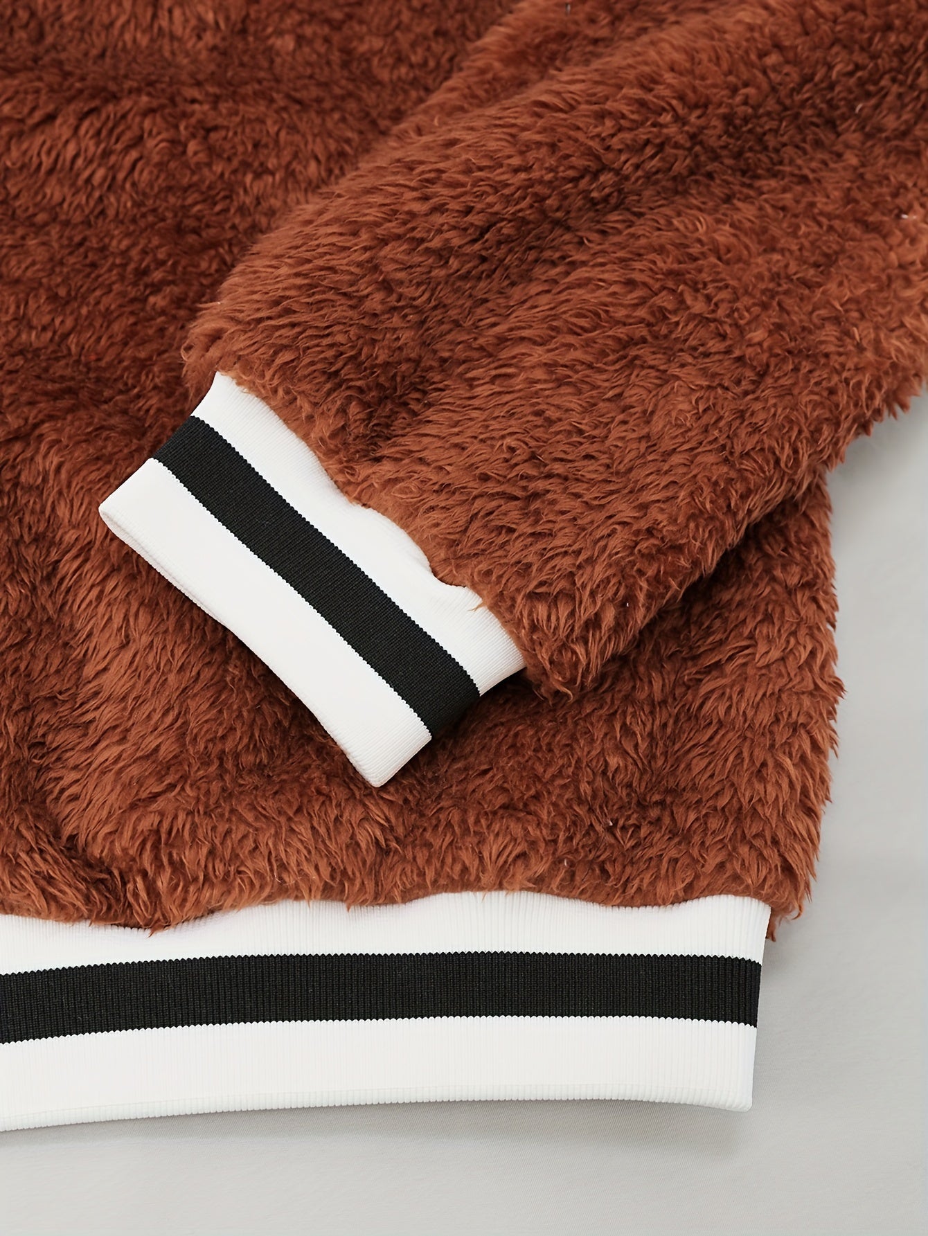 Trendy Teddy Bomberjack met Letterpatroon: Warm en Stijlvol! Shop Nu. afbeelding 8