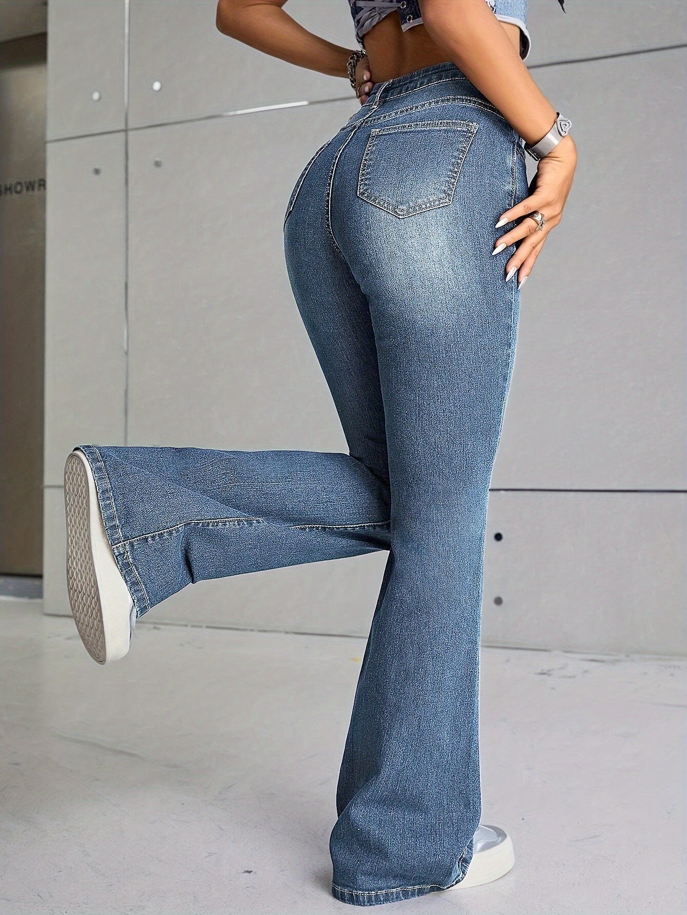 Stijlvolle gewassen flare jeans met gerafelde zoom - de ideale combinatie van comfort en chic, perfect voor elke gelegenheid! Ontdek ze nu! π afbeelding 3