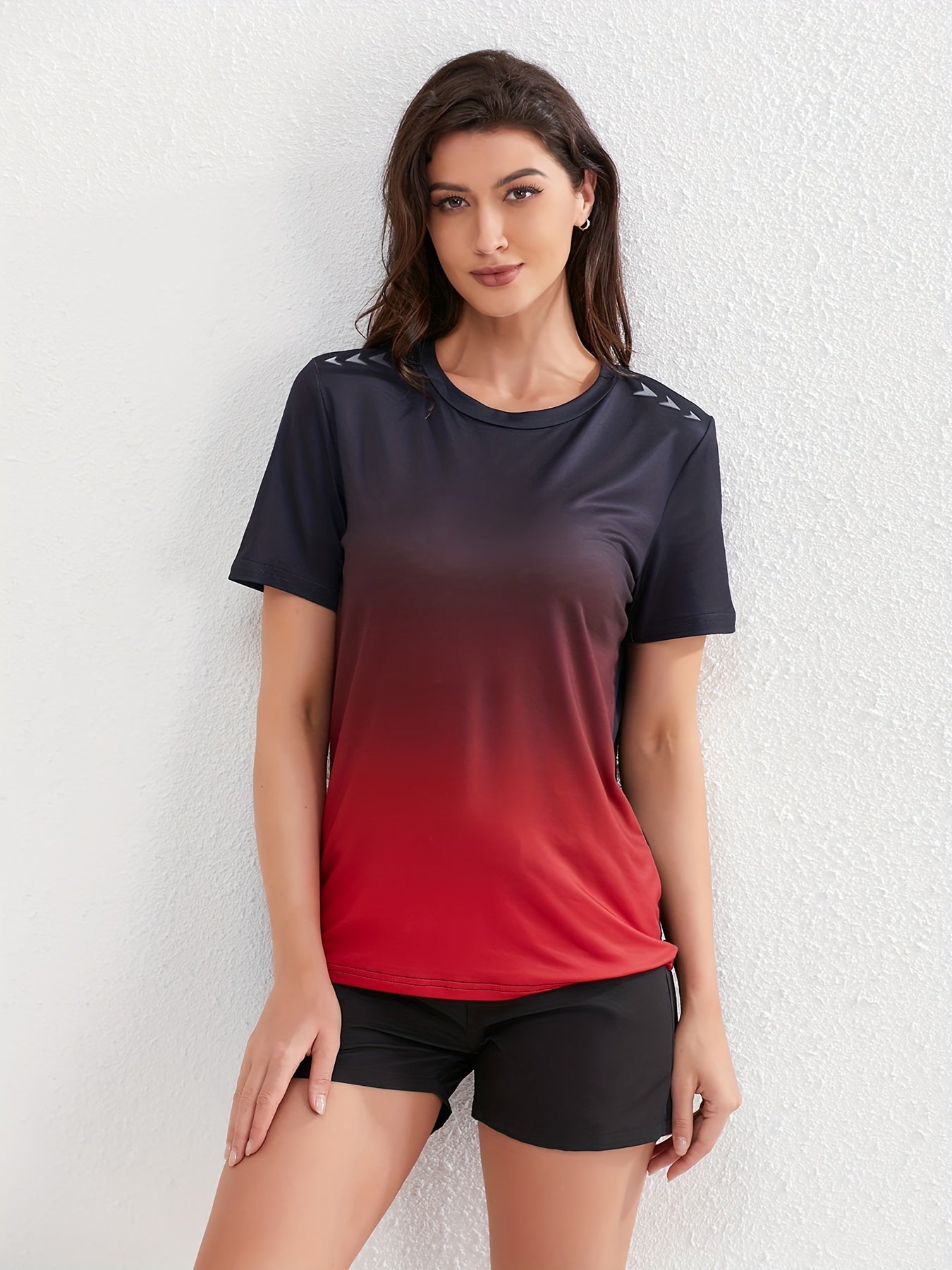 Modieuze en comfortabele ombre sport T-shirt voor dames | Hoog-elastische katoenmix | Geschikt voor elke sport | Ombre-print | All-seasons shirt afbeelding 2