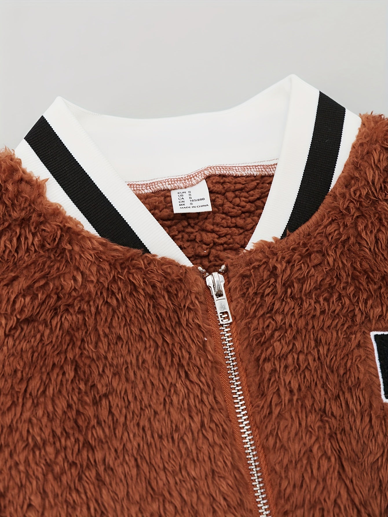 Trendy Teddy Bomberjack met Letterpatroon: Warm en Stijlvol! Shop Nu. afbeelding 7