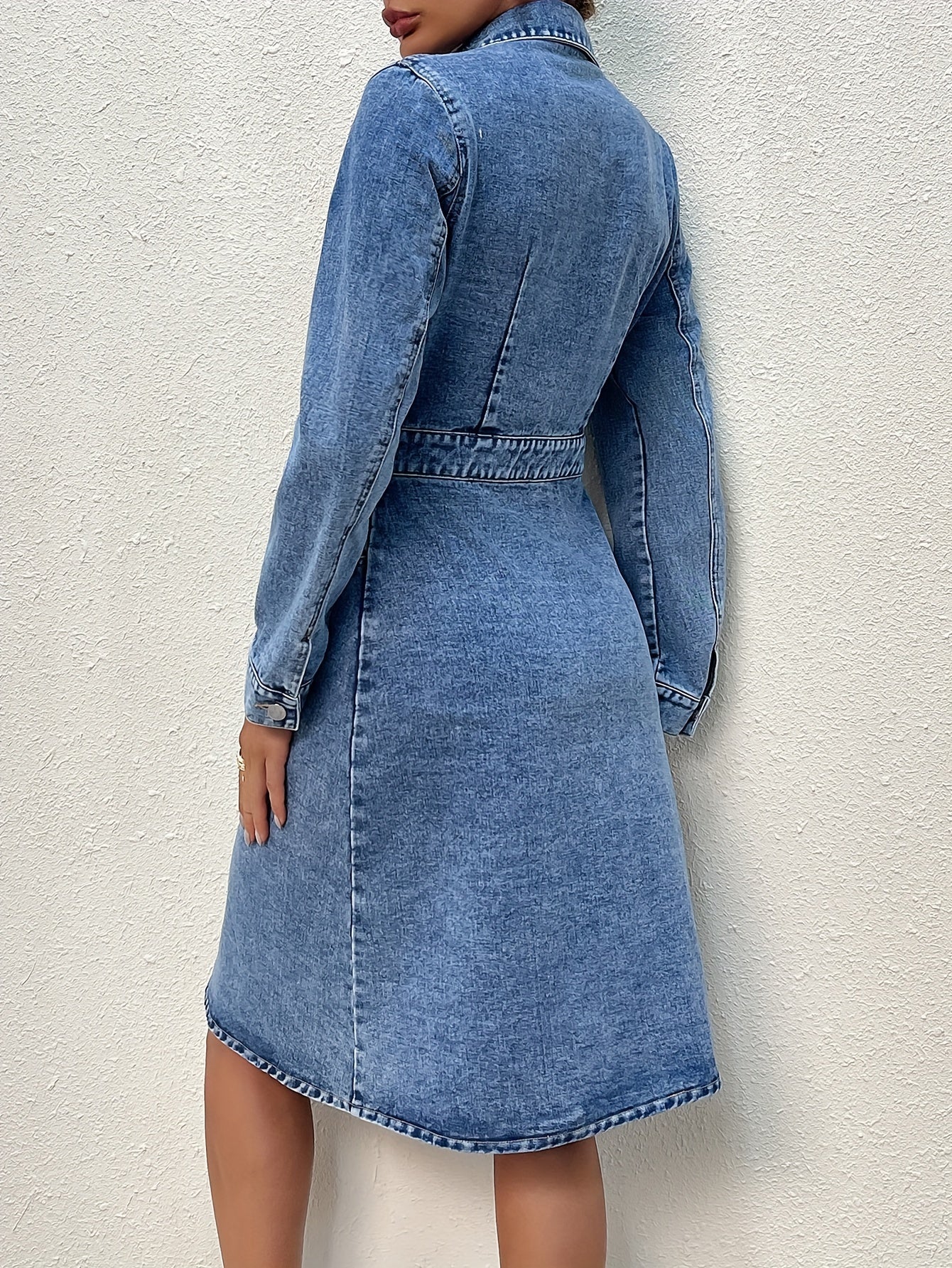 Blauwe denim jurk met lange mouwen - een tijdloze must-have voor je garderobe! Gemaakt van hoogwaardig, comfortabel denim, deze getailleerde jurk combineert elegantie en functionaliteit. Perfect voor de lente en herfst. Bestel nu! afbeelding 5