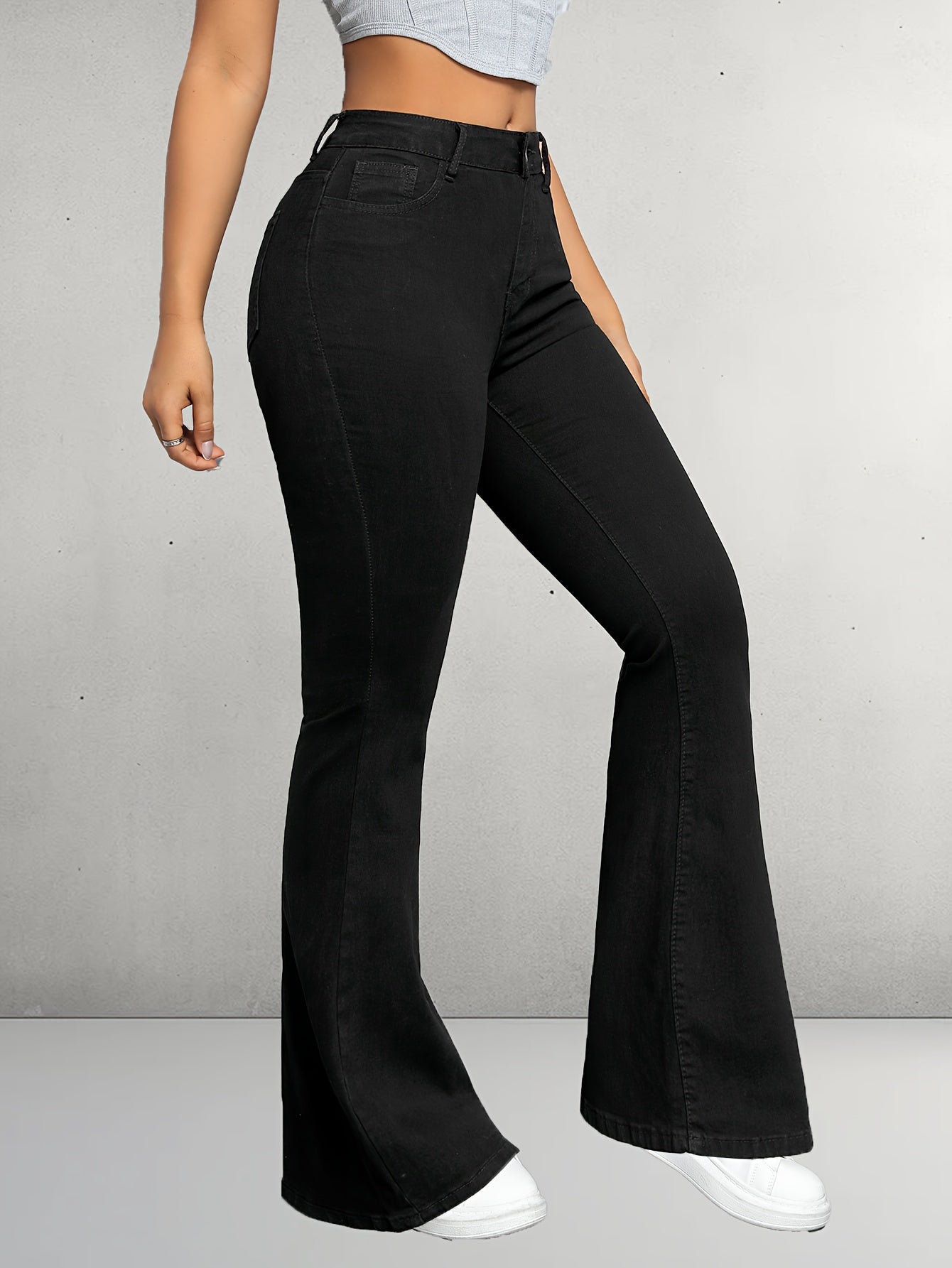 Elegante zwarte flare jeans met knoopdetail voor optimaal comfort afbeelding 2