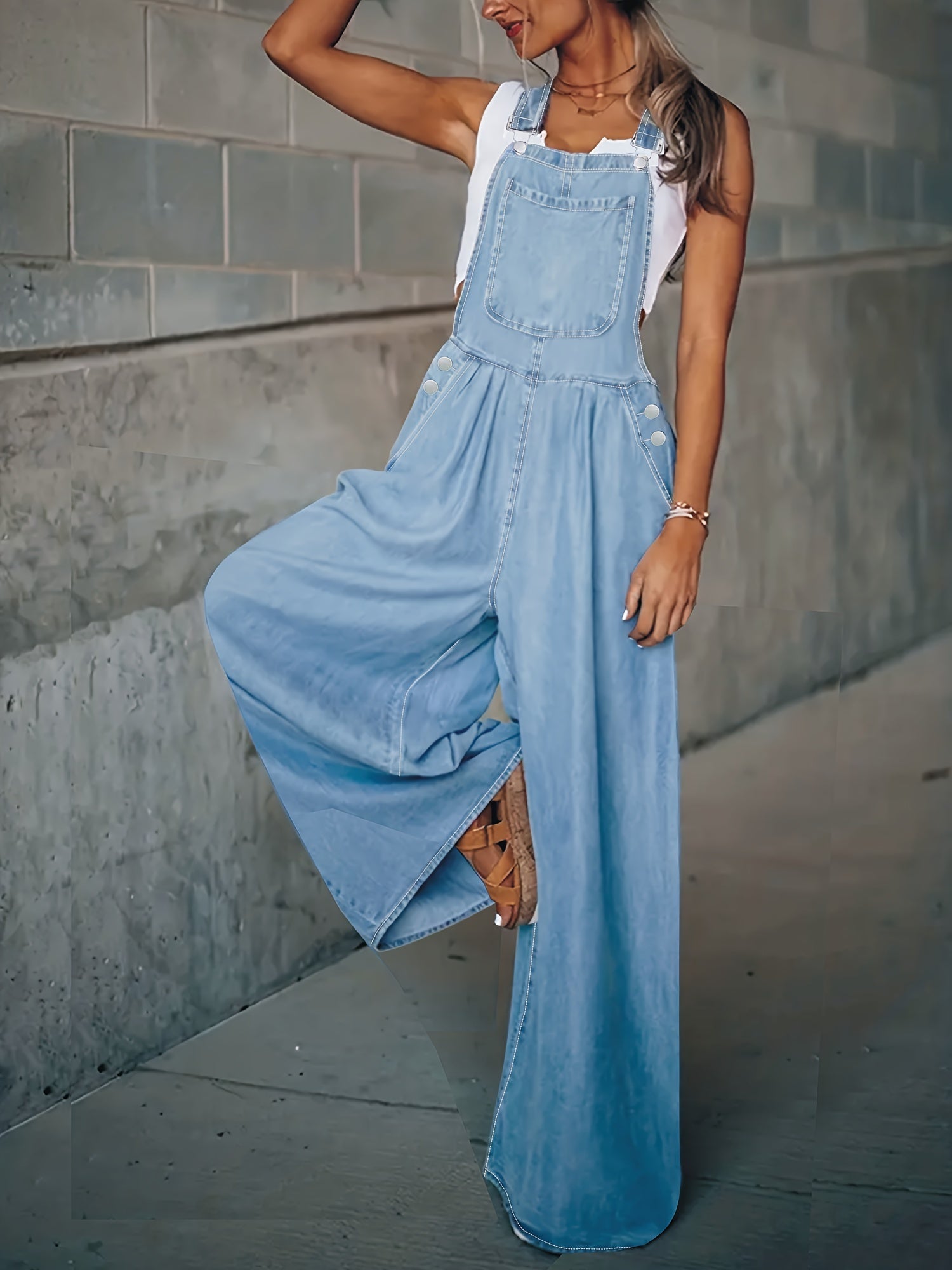 Lichtblauwe denim overall: stijlvol, comfortabel en veelzijdig | Klassiek ontwerp, ideaal voor elke gelegenheid | Hoogwaardig niet-elastisch denim met 85% katoen | Casual fit met gewassen afwerking afbeelding 2