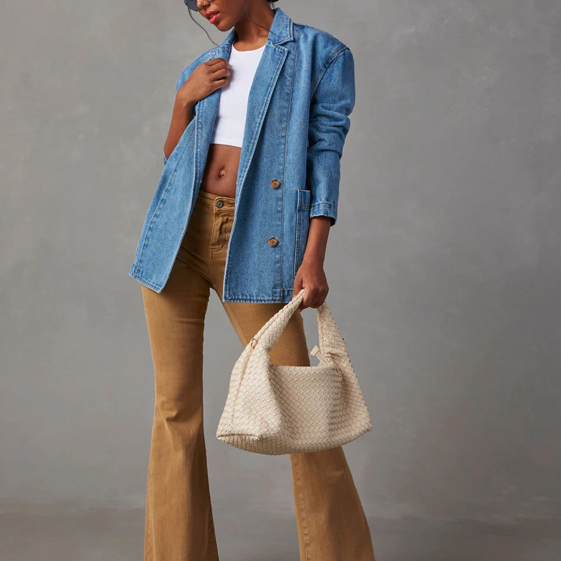 Lange gewassen blauwe spijkerjas: stijlvolle lente en herfst essential afbeelding 6