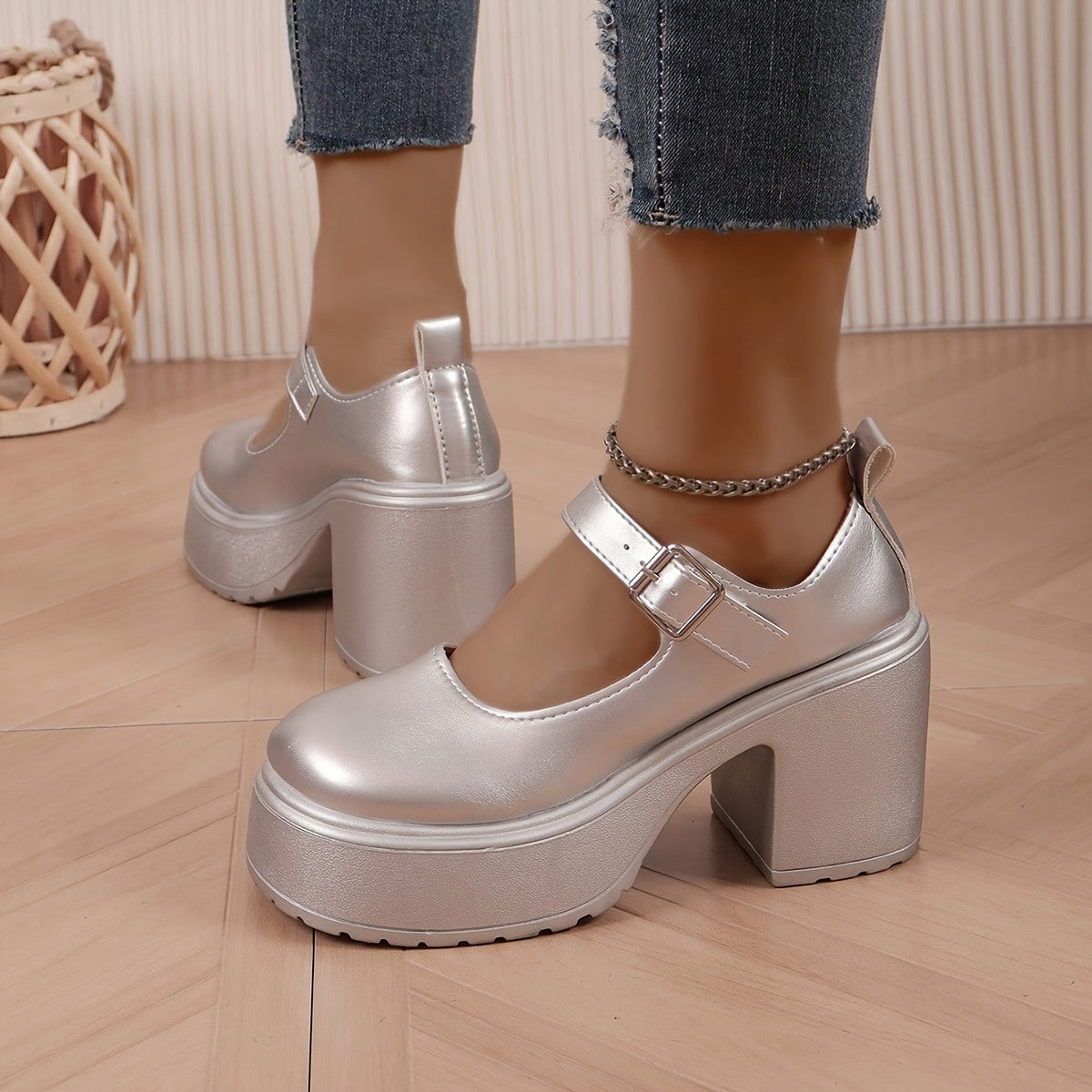 Moderne metallic zilveren platformpumps - comfortabel en stijlvol afbeelding 4