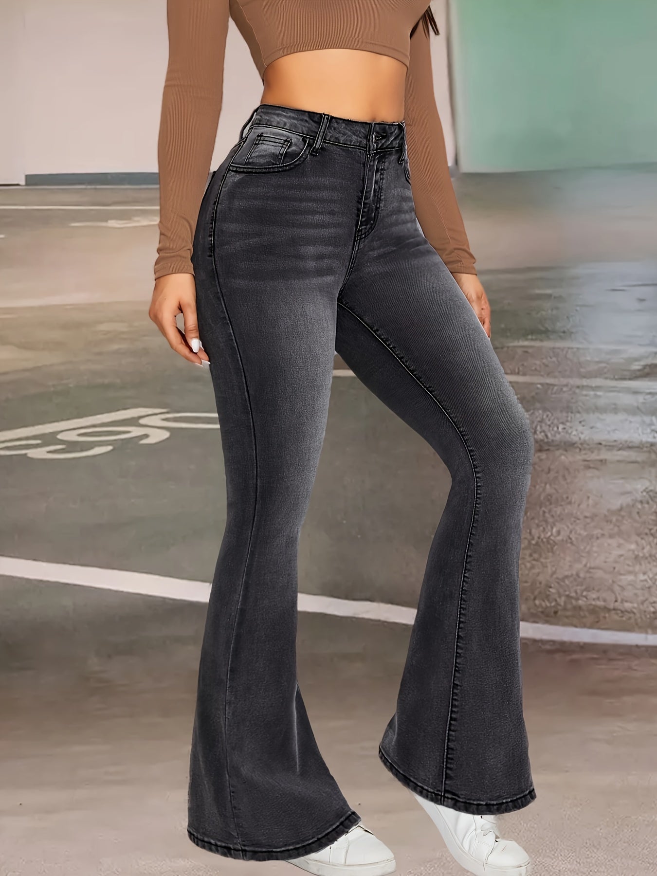Zwarte flared jeans met knoopdetail: stijlvol en comfortabel! Gemaakt van premium katoenmix afbeelding 3