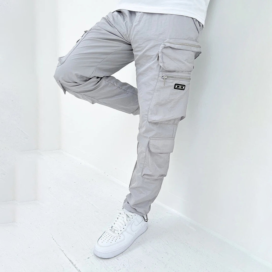 Zijkant zwarte cargo broek voor heren