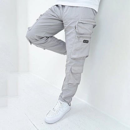 Zijkant zwarte cargo broek voor heren