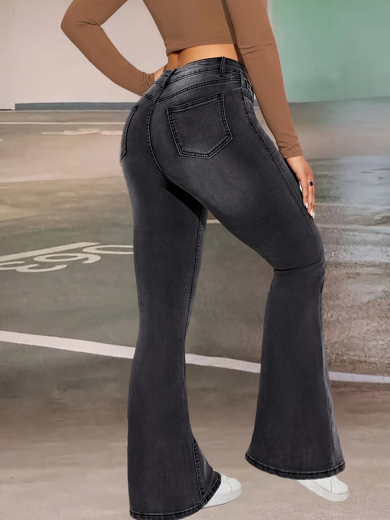 Zwarte flared jeans met knoopdetail: stijlvol en comfortabel! Gemaakt van premium katoenmix afbeelding 2