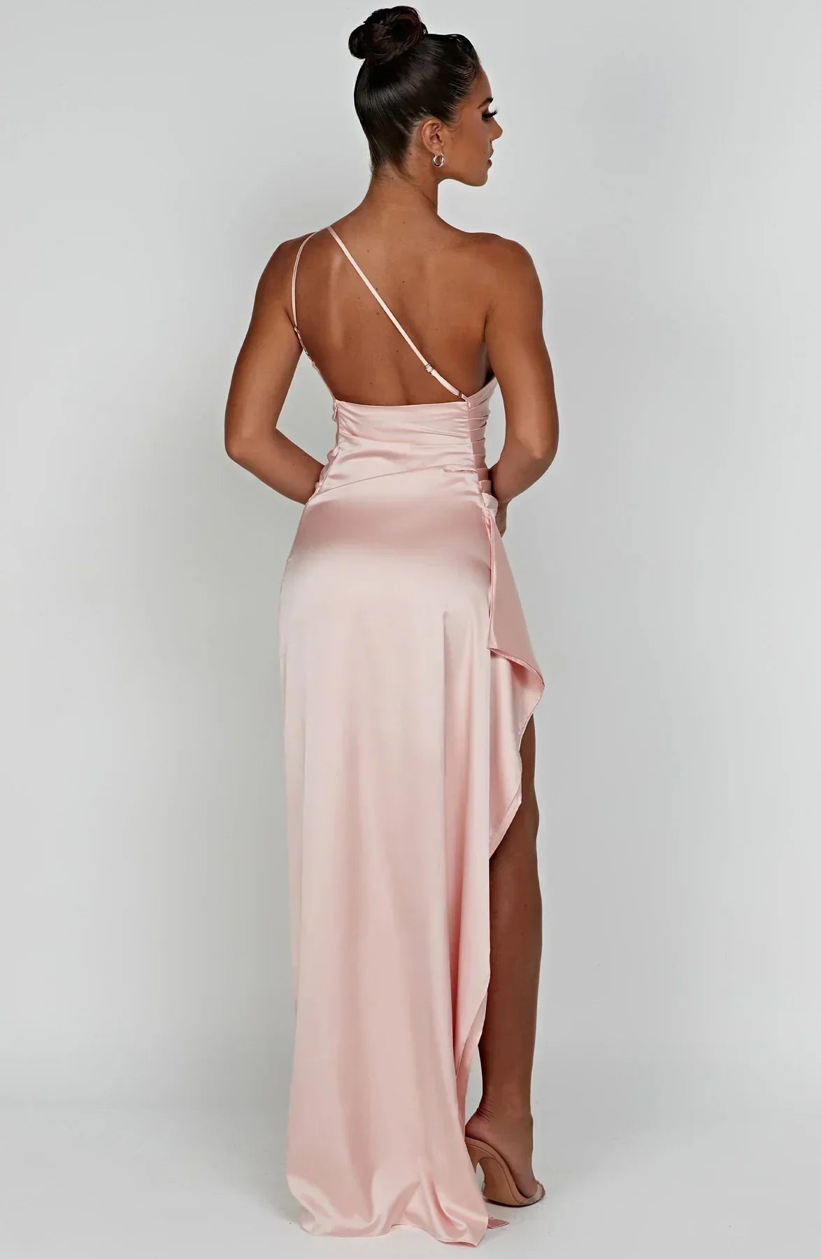 Schitterende Luxe Satijnen One-Shoulder Splitjurk
