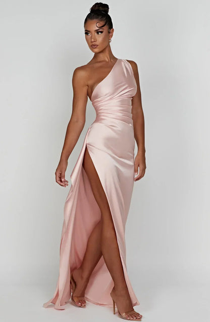 Schitterende Luxe Satijnen One-Shoulder Splitjurk
