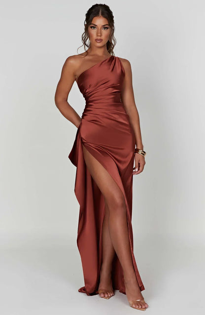 Schitterende Luxe Satijnen One-Shoulder Splitjurk